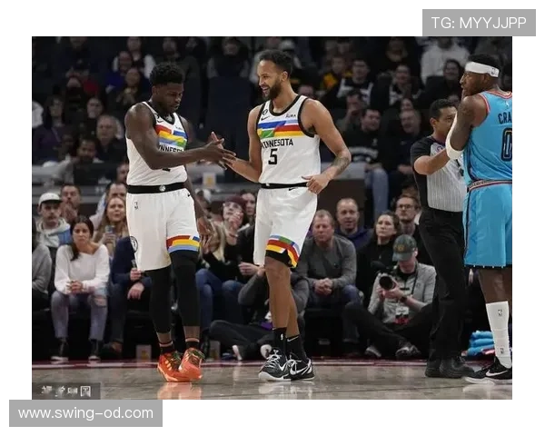 班恩靠无球跑位拉开空间，命中效率胜过莫兰特持球