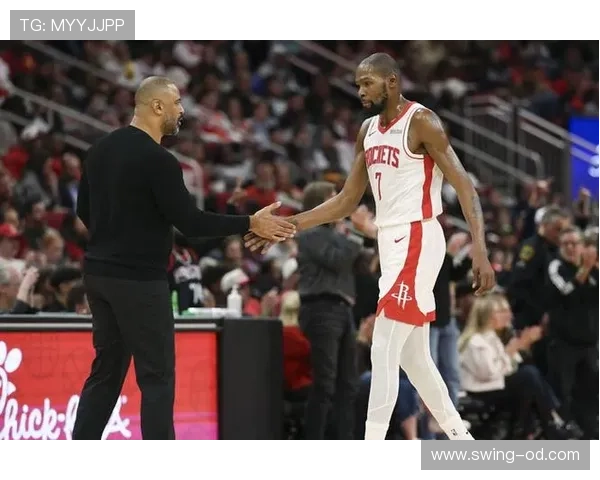 杜兰特无球牵制改变防守布局，高效输出主导进攻